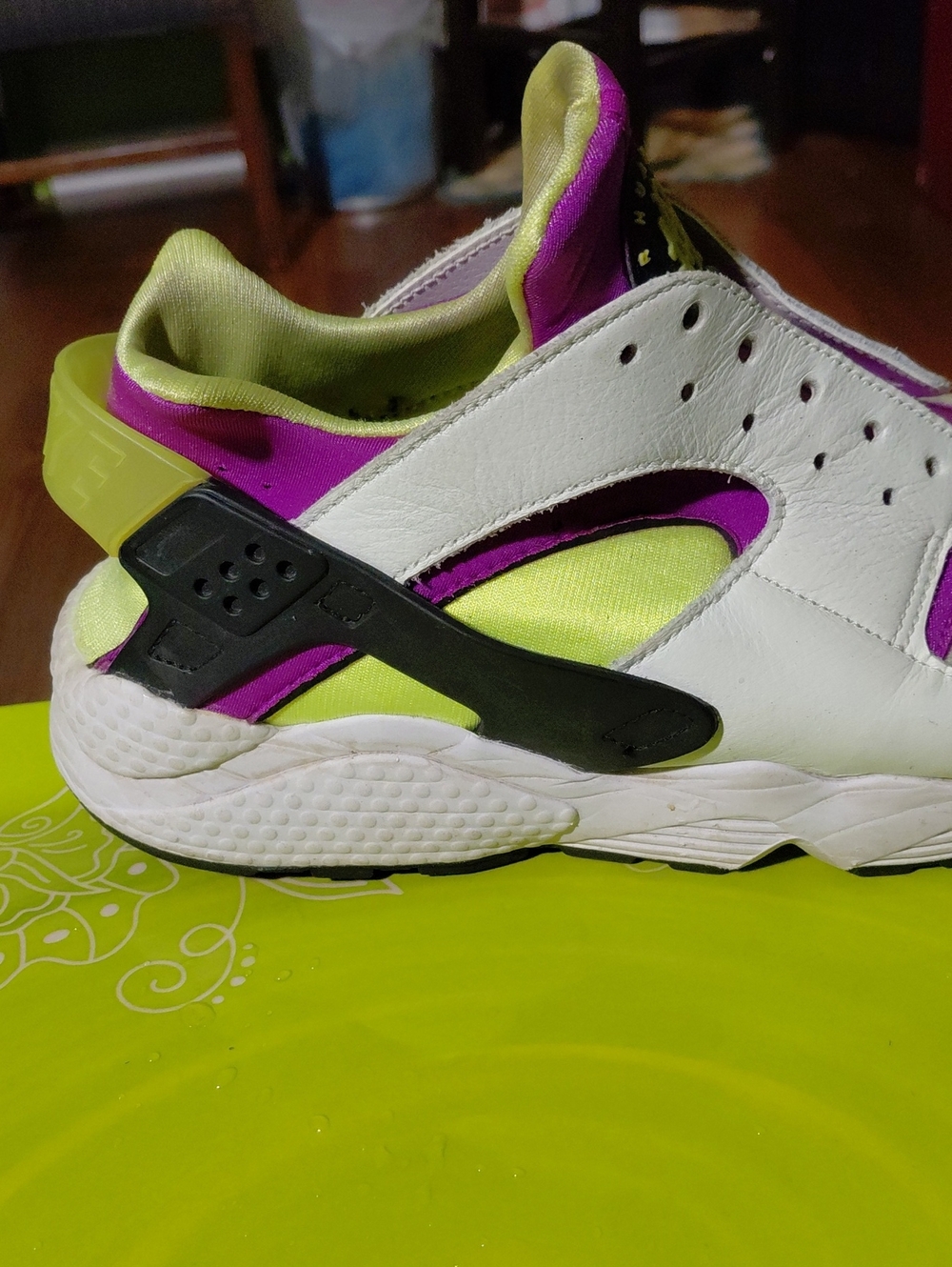 Nike Air Huarache White/Neon Yellow-Magenta Sneakers White & Purple